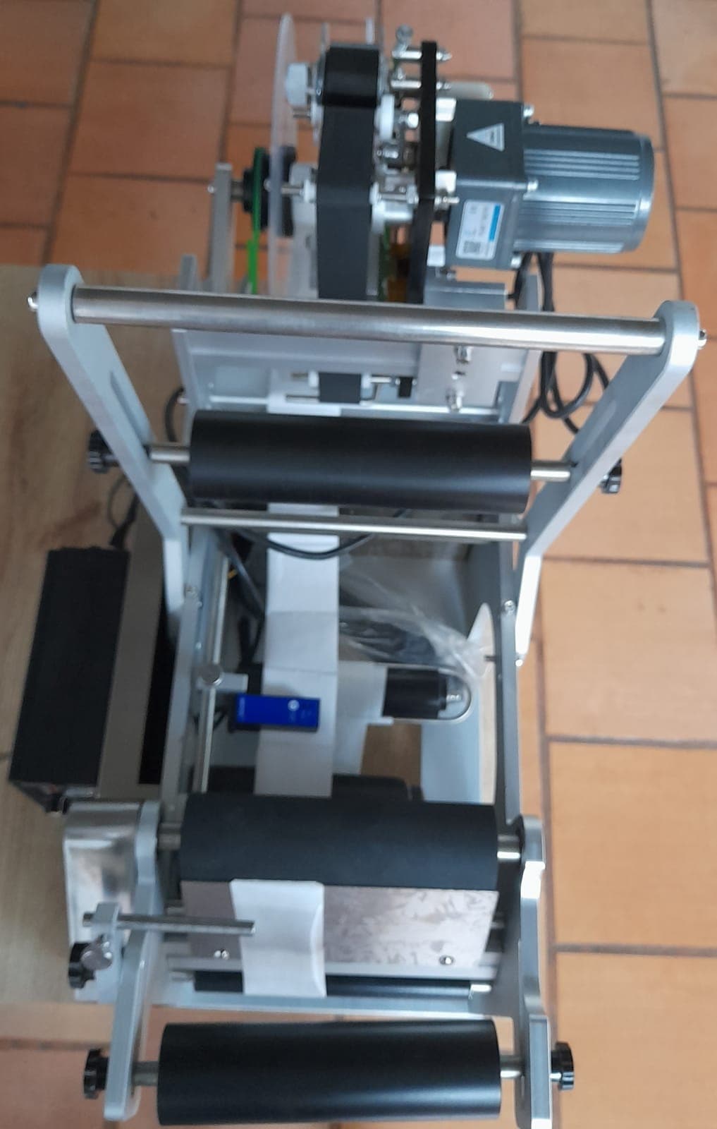ETIQUETEADORA SEMIAU. BOTELLA REDONDA MT-50B DE MESA CON CODIFICADOR