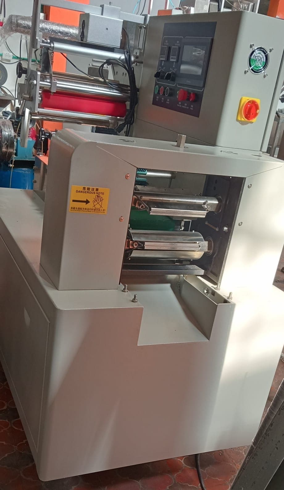 EMPACADORA HORIZONTAL JK-ZS350B 3SERVOS2MORDAZAS EN PINTURA