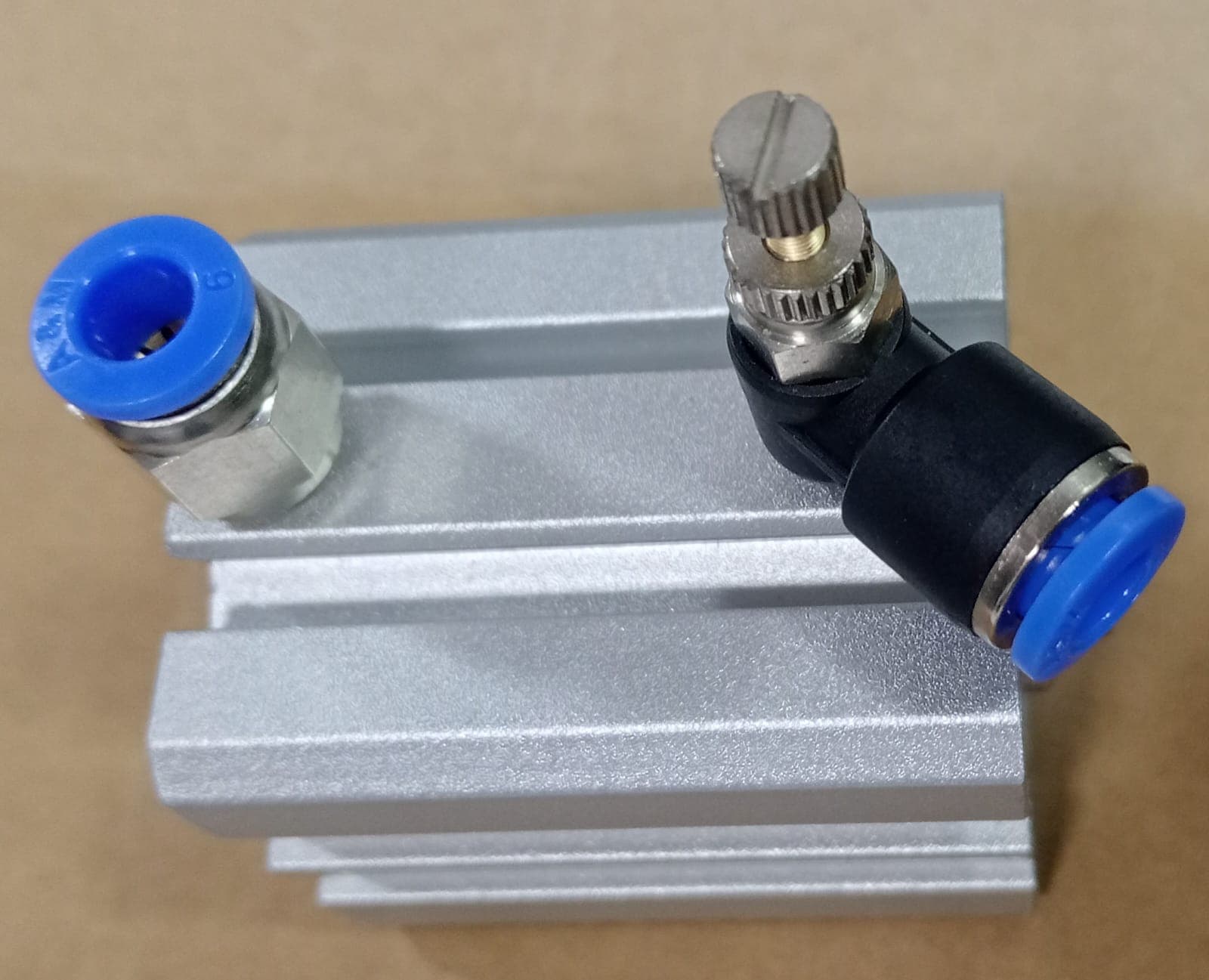 CILINDRO PNEUMATICO AIRTAC 35X25 CON RACORES