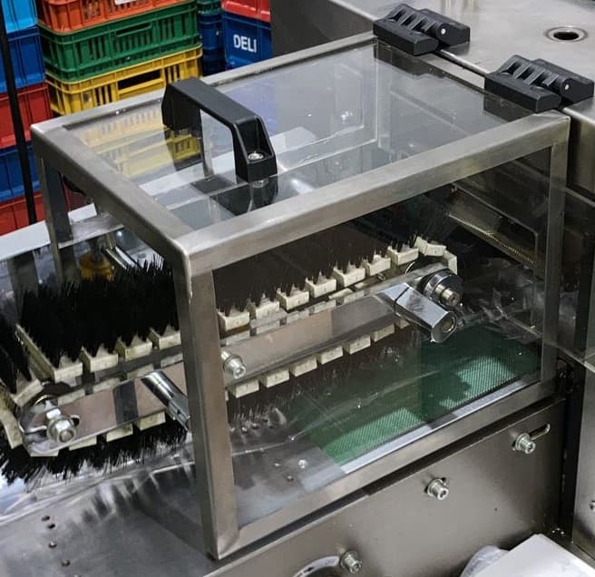 GUARDA ACRILICA ENTRADA Y SALIDA DE PRODUCTO CON ESQUELETO METÁLICO