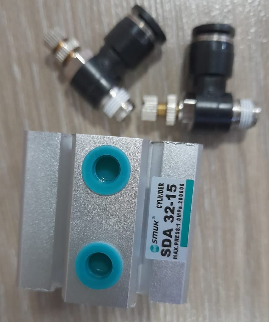 CILINDRO PNEUMÁTICO CON RACORES SDA 32-15 SMUK PARA CORTE MORDAZA