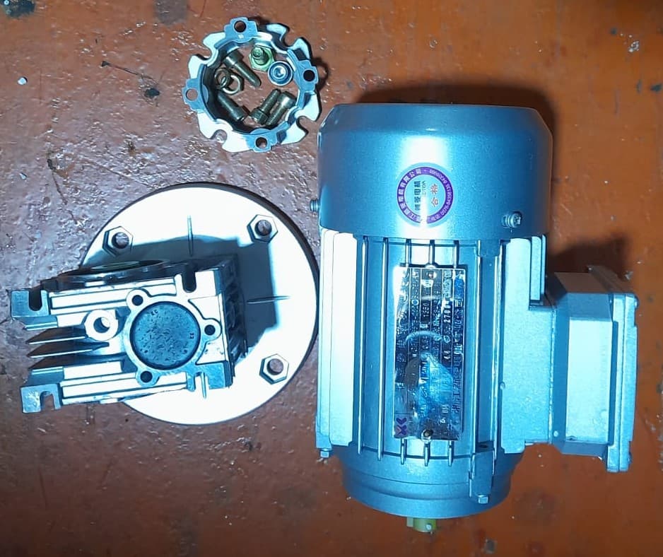 MOTOR PARA BANDA DE SALIDA CON CAJA Y TORNILLOS