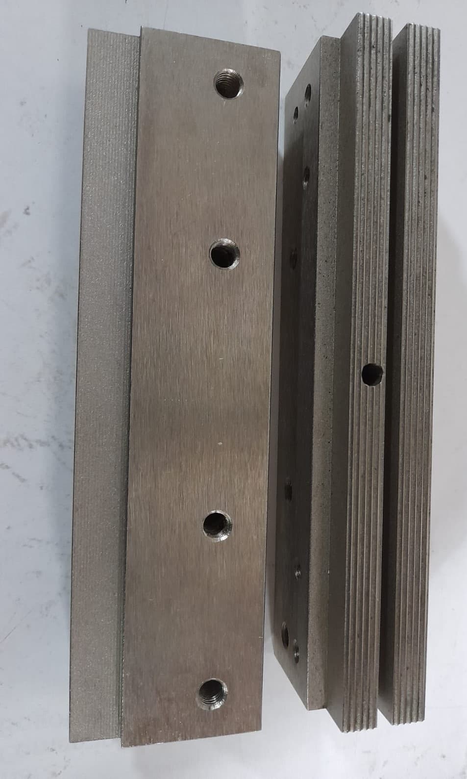MORDAZA VERTICAL 155MMX40MMX30 CON HUECO PERFORADOR DE 5MM