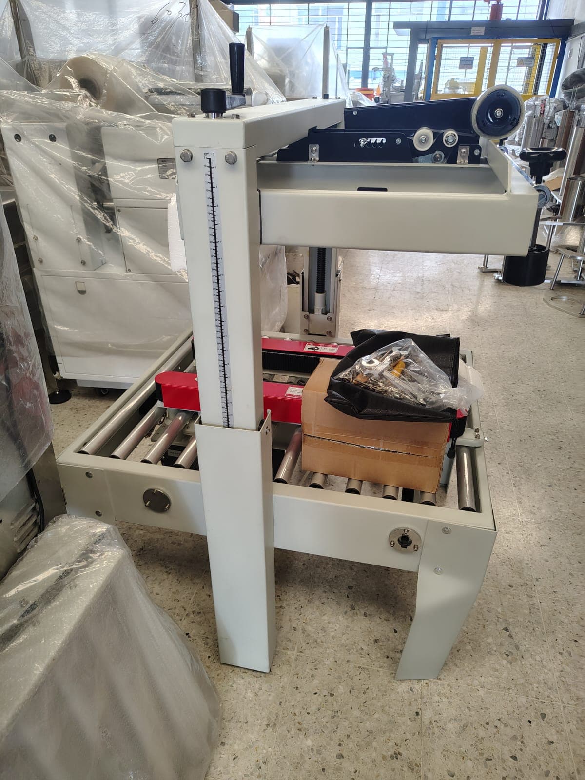 ENCINTADORA DE CAJAS FXJ 5050 AS ( 2 MOTORES ABAJO) ENTRADA DE 53CM