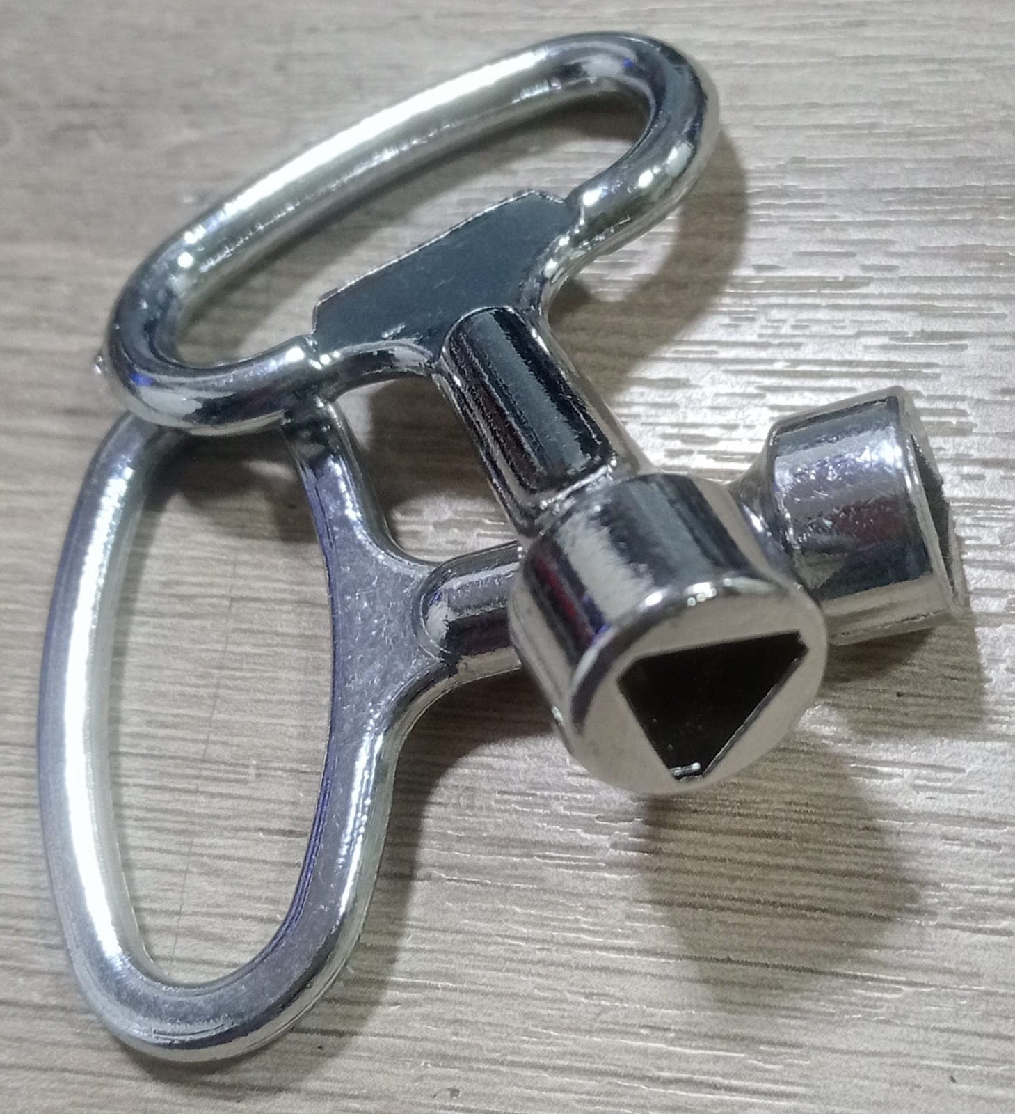 LLAVE TRIANGULAR PARA APERTURA DE PUERTAS