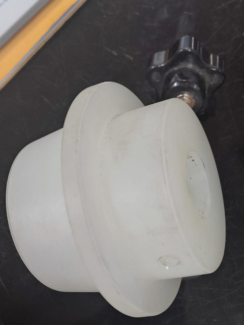CONO CON PERILLA DE SUJECIÓN DE PLÁSTICO