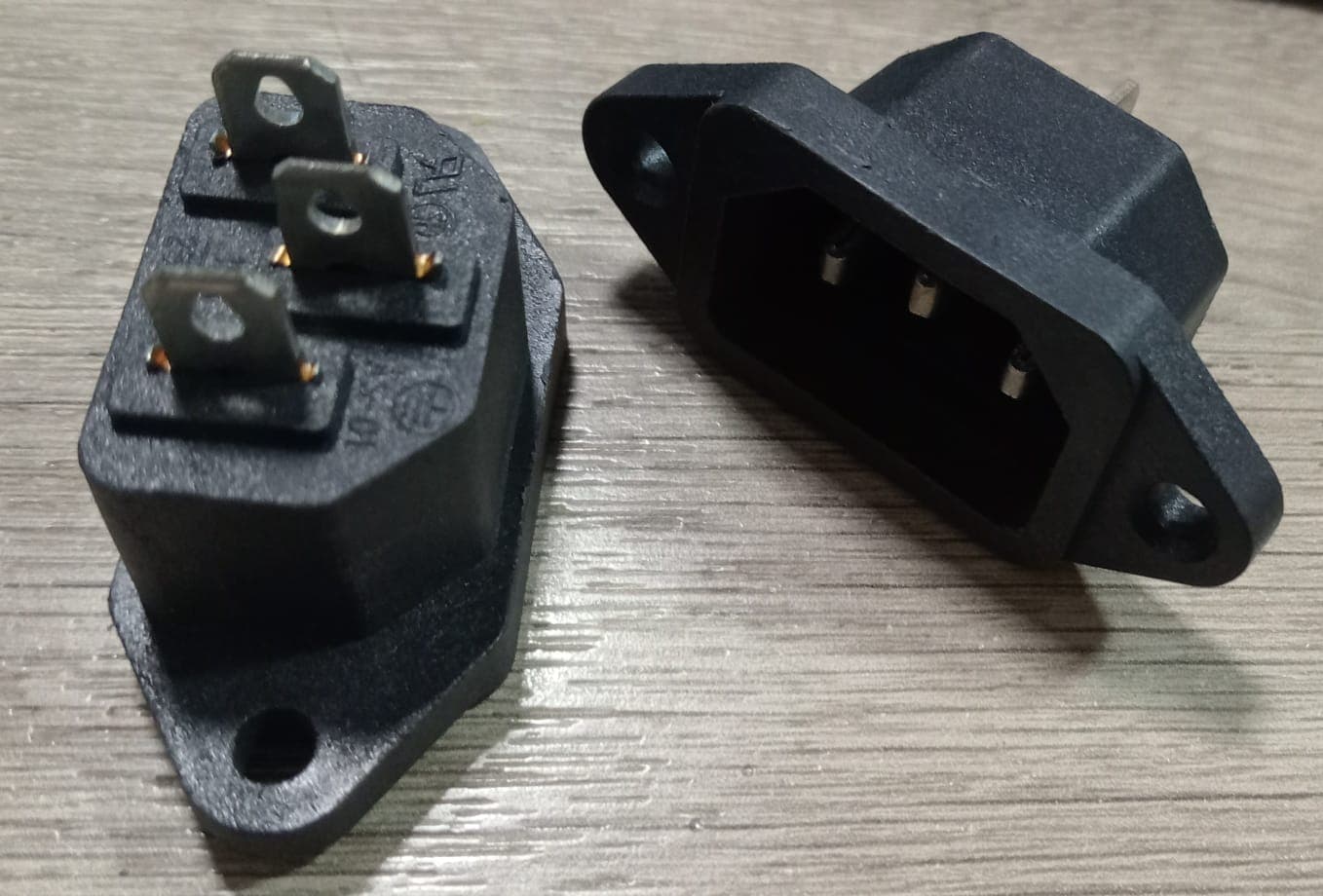 CONECTOR HEMBRA PARA CHASIS